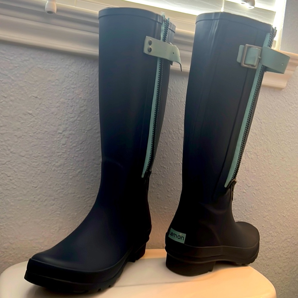 Navy blue rain boots with light blue zipper and buckle